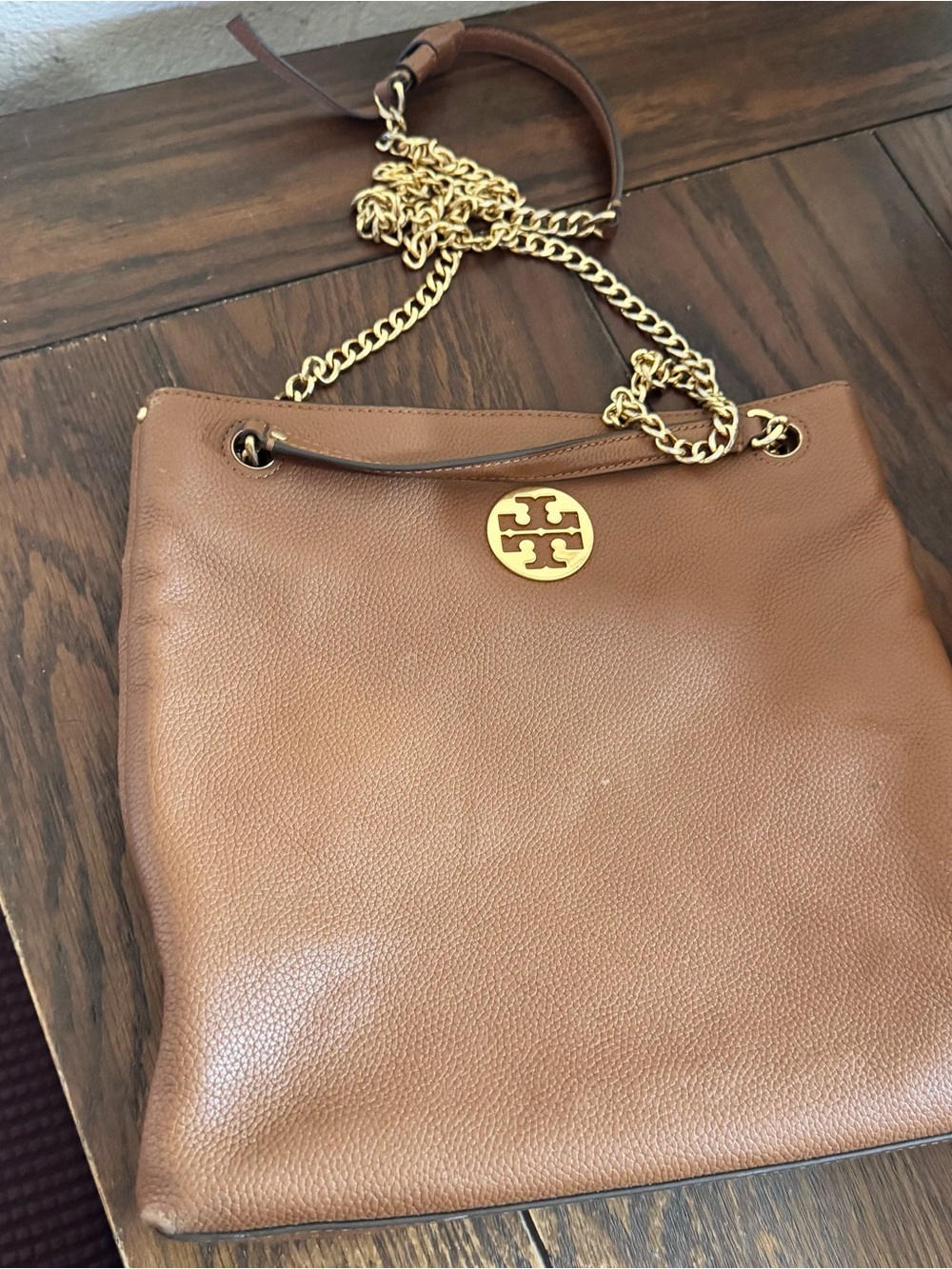 Tory Burch Everly Swingpack in light umber